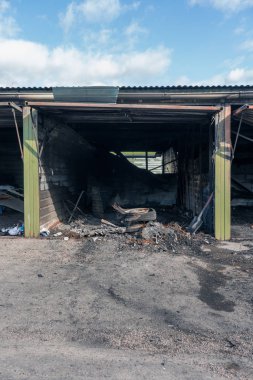 Büyük bir yangın, Vantaa Finlandiya tarafından tahrip edilmiş küçük araba garajları