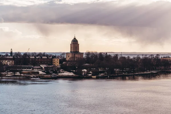 Twierdza Suomenlinna w słoneczny dzień wiosny z wieży latarni morskiej, Helsinki Finlandia — Zdjęcie stockowe