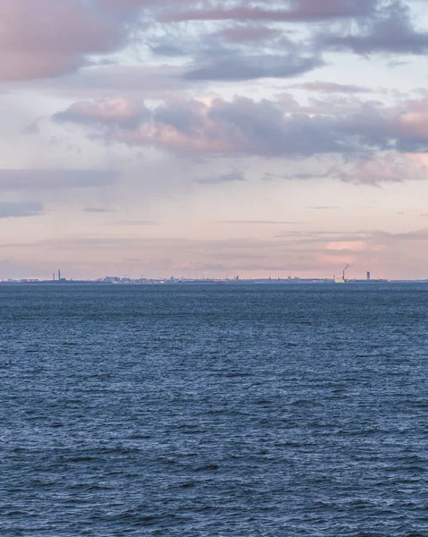 Гельсінкі на горизонті на заході сонця з кораблем, що надходить у порт, Гельсінкі, Фінляндія — стокове фото