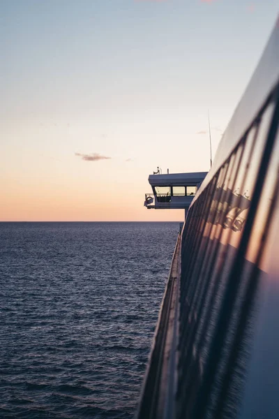 El ala del puente y las ventanas laterales reflejan el sol mientras se pone en el mar. Finlandia — Foto de Stock