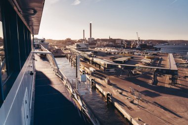 Bayan Silja Senfoni gün batımında Stockholm limanından ayrılıyor