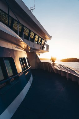 Yolcu gemisi, Stockholm İsveç açık güverte görülen takımadalar gün batımı