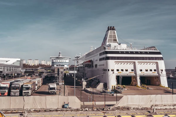 Victoria 1 ve Silja Senfonisi güneşli bir bahar gününde limanda kamyonlarla bekliyor. — Stok fotoğraf