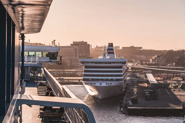 MS Silja Symfonie verlaten Stockholm haven bij zonsondergang met passagiers instappen MS Victoria — Stockfoto