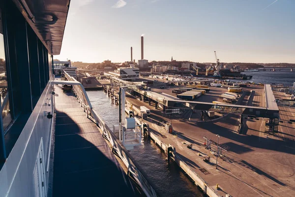 MS Silja Symphony die de haven van Stockholm verlaat bij zonsondergang — Stockfoto