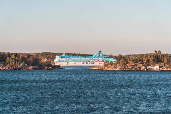 MS Galaxy in de archipel tussen de eilanden bij zonsondergang, op weg naar Stockholm vanuit Turku — Stockfoto