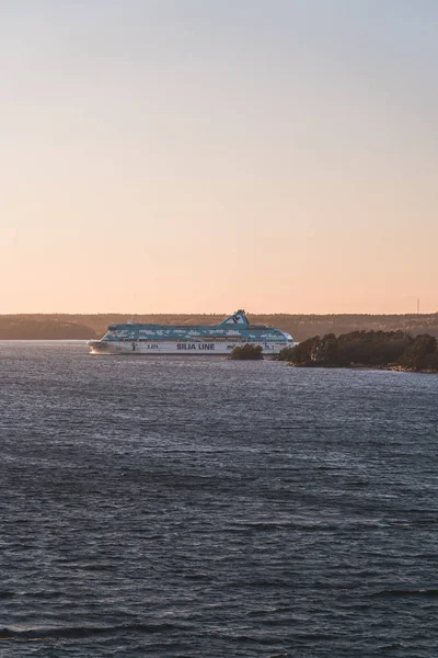 MS Galaxy in de archipel tussen de eilanden bij zonsondergang, op weg naar Stockholm vanuit Turku — Stockfoto