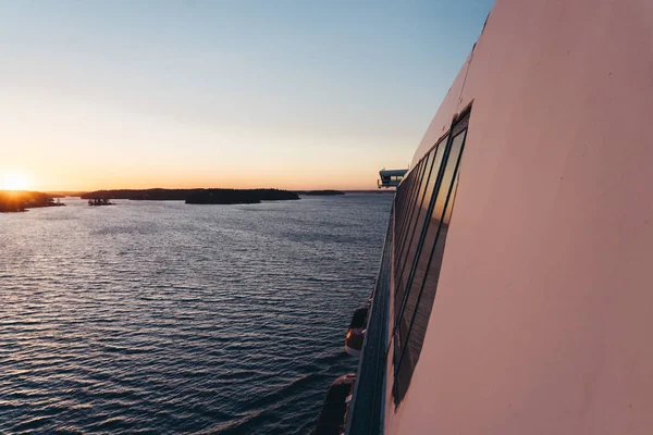 Zonsondergang op zee gezien vanaf de zijkant van een groot schip in de archipel van Stockholm, Zweden — Stockfoto