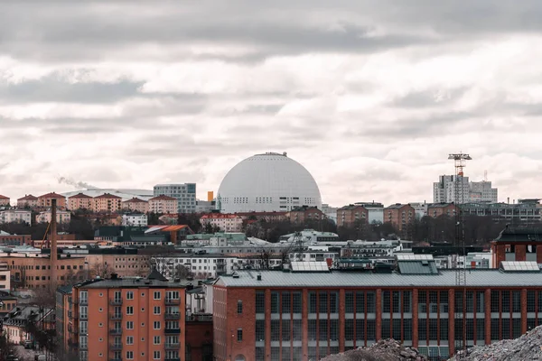 Uzakta yuvarlak buz hokeyi arenası ile Stockholm Görünümü, İsveç