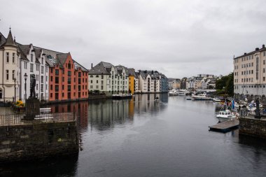 Yayın 09.06.2019 Alesund Norveç manzaralı ve yağmurlu bir günde Art Nouveau tarzı mimarisi