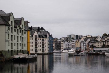 Yayın 09.06.2019 Alesund Norveç manzaralı ve yağmurlu bir günde Art Nouveau tarzı mimarisi