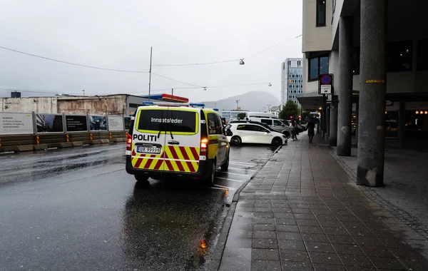 Yayın 09.06.2019 Alesund Norveç Polis arabası yağmurlu bir öğleden sonra Alesund sokaklarında