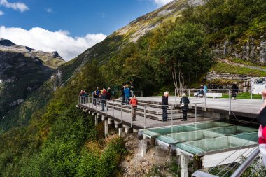 Yayın 09.07.2019 Geiranger Norveç, Geiranger fiyorduna hayran turistlerin olduğu avantajlı bir nokta.