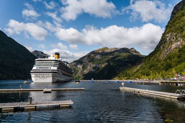 Yayın 09.07.2019 Geiranger Norway Costa Pacifica, güneşli bir yaz gününde Geiranger, büyük fiyortta limanda.