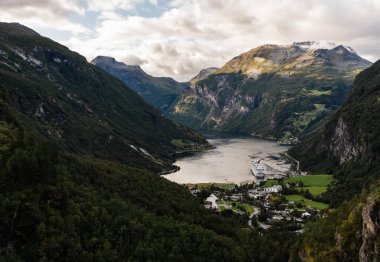 Geiranger fiyort yaz günü Norveç 'te büyük bir yolcu gemisiyle tepeden görüldü.