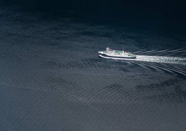 Geiranger fiyordunda küçük bir feribot. Arabalar ve insanlar, Norveç.