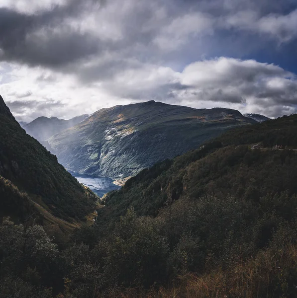 Big Νορβηγικό Φιόρδ Δει Μια Σκοτεινή Καλοκαιρινή Μέρα Βροχή Στον — Φωτογραφία Αρχείου