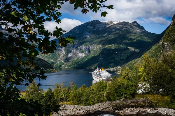 Statek Wycieczkowy Porcie Geiranger Słynnym Fiordzie Letni Dzień Norwegia — Zdjęcie stockowe