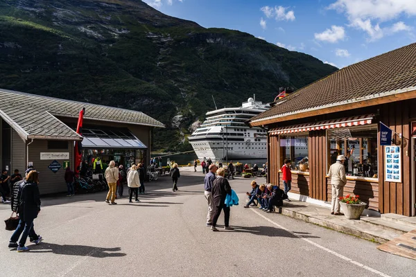 Εκδοτική 2019 Geiranger Νορβηγία Τουρίστες Επισκέπτονται Μικρή Πόλη Μια Καλοκαιρινή — Φωτογραφία Αρχείου