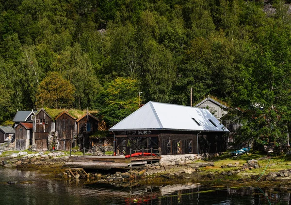 Antiguos Edificios Madera Junto Las Aguas Geiranger Noruega Día Verano —  Fotos de Stock