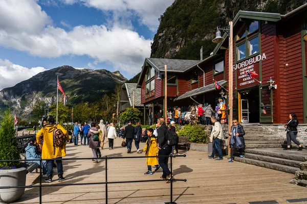 Εκδοτική 2019 Geiranger Νορβηγία Τουρίστες Επισκέπτονται Μικρή Πόλη Μια Καλοκαιρινή — Φωτογραφία Αρχείου