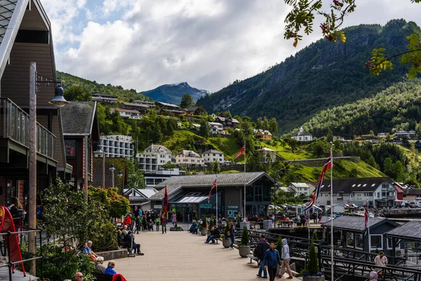 Εκδοτική 2019 Geiranger Νορβηγία Τουρίστες Που Περπατούν Στους Δρόμους Του — Φωτογραφία Αρχείου