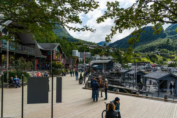 Εκδοτική 2019 Geiranger Νορβηγία Τουρίστες Που Περπατούν Στους Δρόμους Του — Φωτογραφία Αρχείου