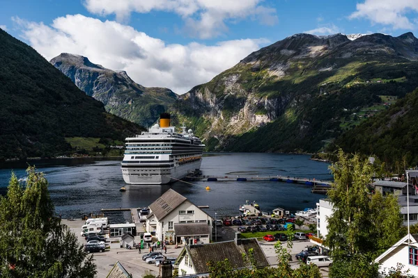 在阳光灿烂的夏日 Geiranger的编辑09 2019 Geiranger Norway Costa Pacifica在大峡湾的Geiranger港口 — 图库照片