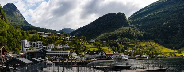 Redakcja 2019 Geiranger Norwegia Panoramiczny Widok Miasto Końcu Fiordu Otoczony — Zdjęcie stockowe