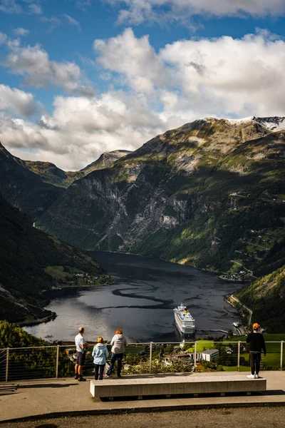 編集部09 2019ガイランガー ノルウェーの観光客が山の中腹からガイランガーフィヨルドを見下ろす — ストック写真