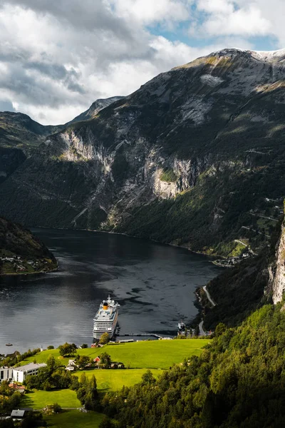 一个著名的Geiranger Fjord与一艘游轮在夏天的一天 — 图库照片