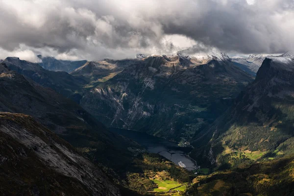 Fiord Geirangera Widziany Szczytu Góry Dalsnibba Dużym Statkiem Wycieczkowym Wyglądającym — Zdjęcie stockowe