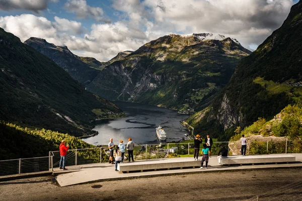 Redakcja 2019 Geiranger Norwegia Turyści Patrzący Góry Fiord Geirangera — Zdjęcie stockowe