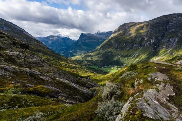 小さな家や道路で夏の日に山に囲まれたノルウェーの谷 — ストック写真