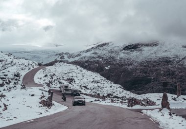 Yayın 09.07.2019 Dalsnibba Norveç. İnsanlar arka planda karlı dağ tepeleriyle Dalsnibba 'nın zirvesine ulaşıyor.
