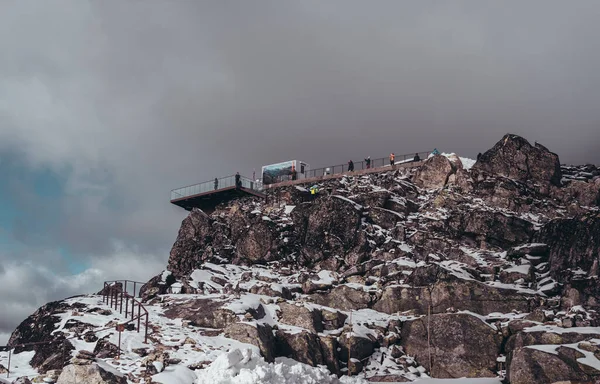 Εκδοτική 2019 Dalsnibba Νορβηγία Τουρίστες Στο Κατάστρωμα Παρατήρησης Τοπίου Κοιτάζοντας — Φωτογραφία Αρχείου