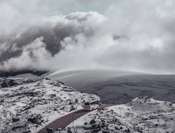 Redakcja 2019 Dalsnibba Norwegia Autobus Jadący Śnieżnym Krajobrazie Wysoko Górach Obraz Stockowy