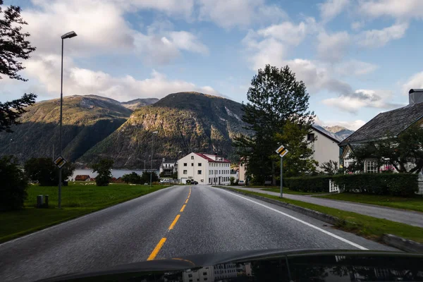Eidsdal Norveç Akşamleyin küçük Eidsdal kasabasına giriyor