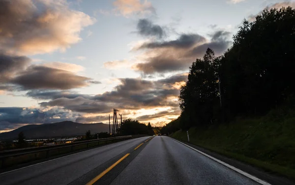 Pôr Sol Nas Estradas Norueguesas Outono Com Pouco Tráfego — Fotografia de Stock