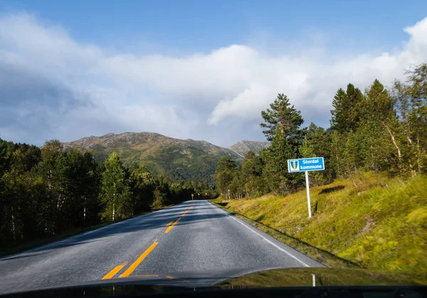 Sonniger Tag Der Gemeindegrenze Von Stordal Mit Wald Straßenrand Norwegen — Stockfoto