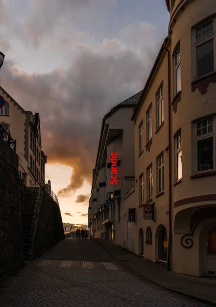 编辑09 2019 Alesund挪威Scandic酒店和日落时在街上散步的人们 图库图片