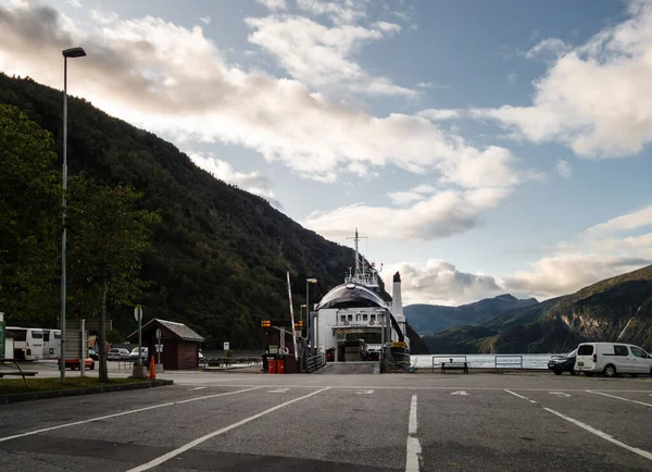 社説09 2019 Eidsdal Norwayフェリーに乗って車で運転するガイランガーはLineに旅行する ロイヤリティフリーのストック画像