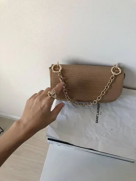 Bolso Mujer Brazo Con Cadena — Foto de Stock