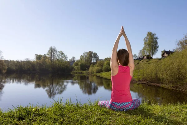 nehir kıyısında Yoga pratik kız