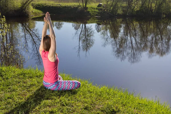 nehir kıyısında Yoga pratik kız