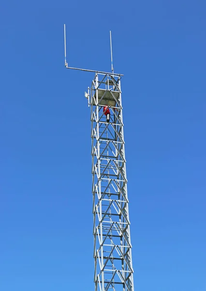 Uma Antena Torre Fogo Céu Azul — Fotografia de Stock