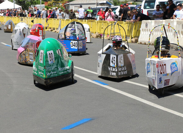 МАРИБОРО, ВИКТОРИЯ, АВСТРАЛИЯ - 21 ноября 2015 года: Ежегодный энергетический прорыв включает в себя 24-часовое испытание, в котором школы участвуют в гонке на своих гуманных и гибридных транспортных средствах
