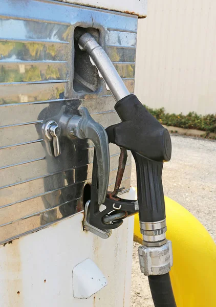 Benzine Pomp Mondstuk Een Brandstof Bowser — Stockfoto