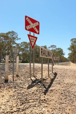 kırmızı, siyah ve beyaz demiryolu geçiş - vermek tren için yol işaretleri