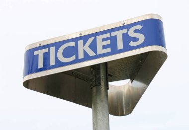 Park cezası işareti dağıtımı mavi ve beyaz metal